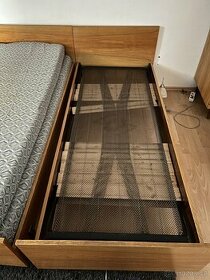 Dřevěná retro postel