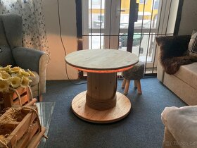 Dřevěný kulatý konferenční stolek, ruční výroba