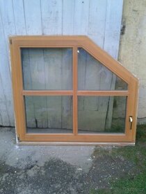Dřevo-hliníkové sešikmené okno