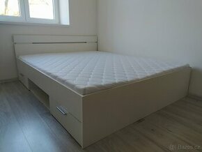 Multifunkční postel s úložnými prostory včetně matrace