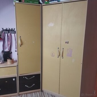 Prodám šatni rohovou skříňě s komorou - 1