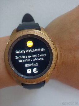 Chytré hodinky Samsung Galaxy Watch 42mm SM-R810, nabíječka