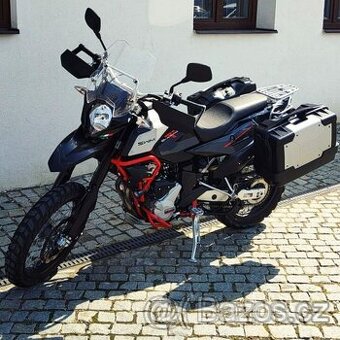 SWM - SUPERDUAL T 600 - STŘÍBRNÁ/ ČERNÁ EURO 5 - PŘEDVÁDĚCÍ - 1