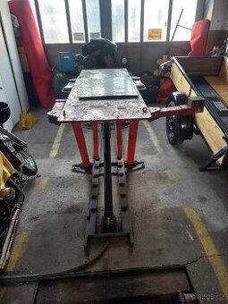 Zdvihací hydraulický stůl,hever