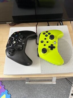 Xbox oné s - 2 ovladače + 4 hry - 1