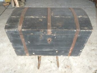 starý vojenský kufr-truhla