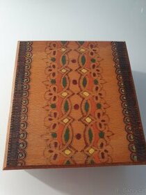 Krabička na cigarety, dřevěná, zdobená