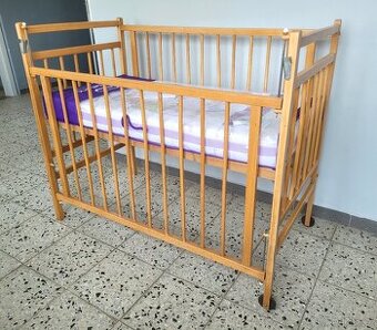 Dětská postýlka - světlé dřevo, s velmi kvalitní matrací