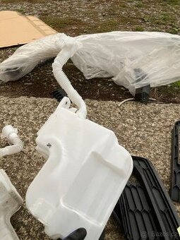 Nádobka ostřikovače 5,0l 5E3955449A skoda octavi