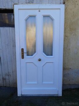 Dřevěné masivní vchodové vstupní dveře