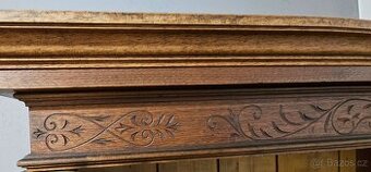 Velká starožitná skříň s ručně vyřezávanou výzdobou