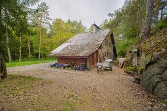 Chata na samotě u lesa u obce Střeleč