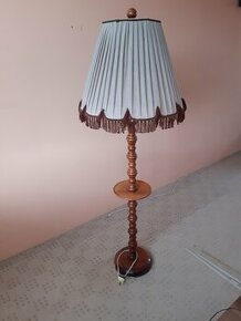 dřevěná stojací lampa