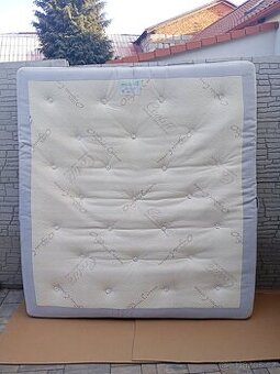 Prodám kvalitní matraci  (Futon) 180cm x 200cm