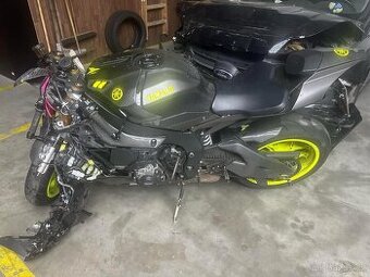 Yamaha R1