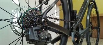 silniční karbonové kolo s elektronickým radením
