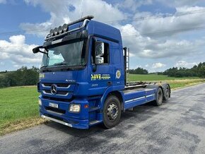 Mercedes-Benz Actros 2551 L 6x2 s hákovým nosičem HIAB