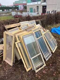 ZDARMA – stará dřevěná okna, různé rozměry cca 30–40ks