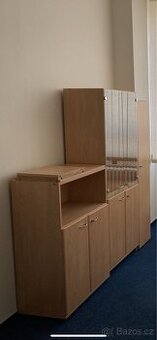 Kancelářský nábytek, skříně, stůl, stolek