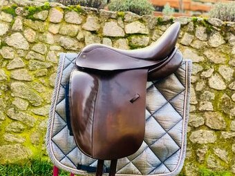 Hnědé drezurní sedlo