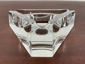 SKLENĚNÝ STOJÁNEK NA DÝMKU S POPELNÍKEM