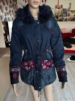 Podšitý džínový kabátek Desigual s kapucí