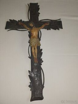 Dřevěný kříž s Kristem