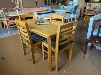Jídelní stůl se židlemi