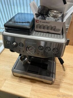 Pákový kávovar Catler ES 8012 – TOP stav, kompletní přísluše