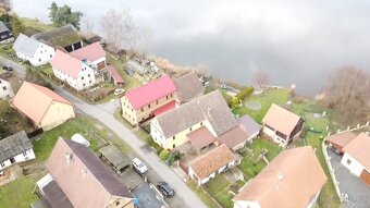 Prodej chalupy v obci Holany, přímo u břehu rybníka s vlastn