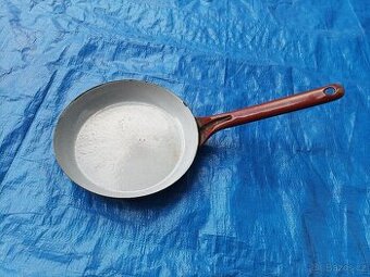 Smaltovaná červenohnědá pánvička