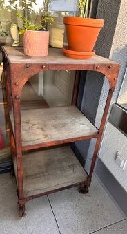 Policový díl - železný rám, dřevěné police