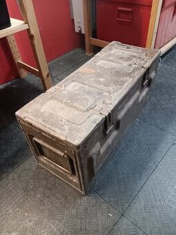 Vojenská kovová bedna