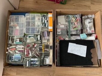 Korálky a materiál na tvorbu šitých korálkových šperkov