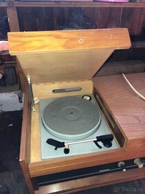 Starý gramofon a rádio Tesla - 1