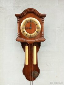 Staré dřevěné zdobené nástěnné závažové mechanické hodiny - 1