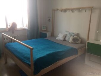 postel IKEA z masivu