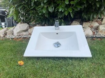 Keramické umyvadlo s baterií Grohe