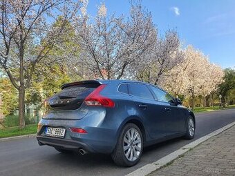 Volvo V40 D3 MOMENTUM 110kW - na opravu / ND