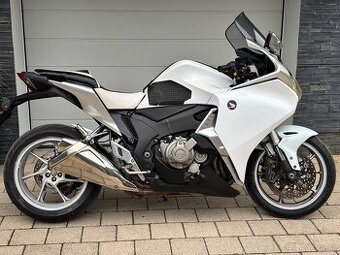 Honda VFR1200F, 127kW, automat