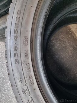 Zimní pneu Dunlop 255/45 R 20 105V -2ks