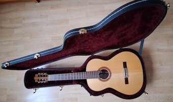 Celomasivní 4/4 klasická kytara Martinez MCG-118S s kufrem