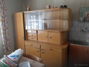 Starožitný kredenc