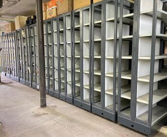 Archivační regálový systém, pojízdné regály šetřící místo