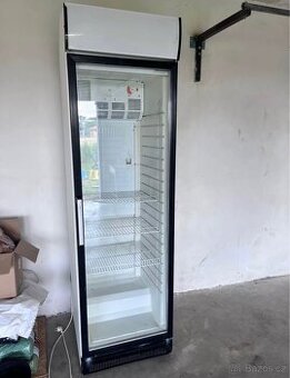 Prosklená lednice / lednice na nápoje - PRONÁJEM