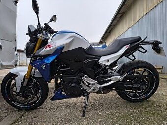 BMW F900R_skoro plná výbava_ZNÍŽENÝ PODVOZOK_172.000Kč netto
