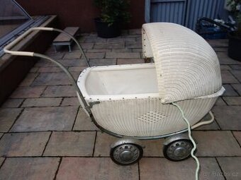 Starý kočárek proutěný /bužírkový/, velký na děcka