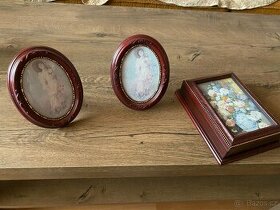 Dva obrázky a skříňka na klíče