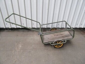 Nabízím starou karku-dvoukolak. Pojízdná. Jen co je a foto.