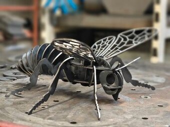 Kovová včela – ruční práce z oceli, originální dekorace